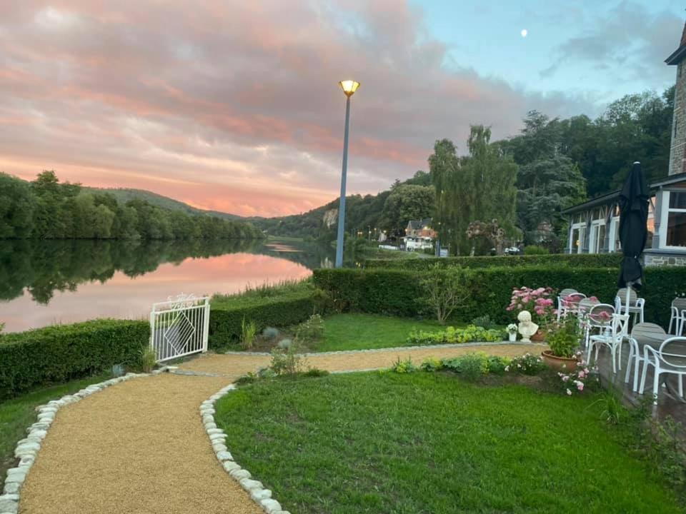 Maison Et Velos A Godinne Dans La Vallee De La Meuse Exteriör bild