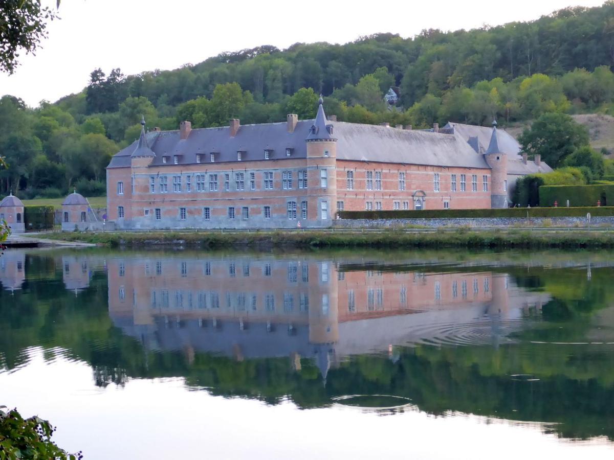 Maison Et Velos A Godinne Dans La Vallee De La Meuse Exteriör bild