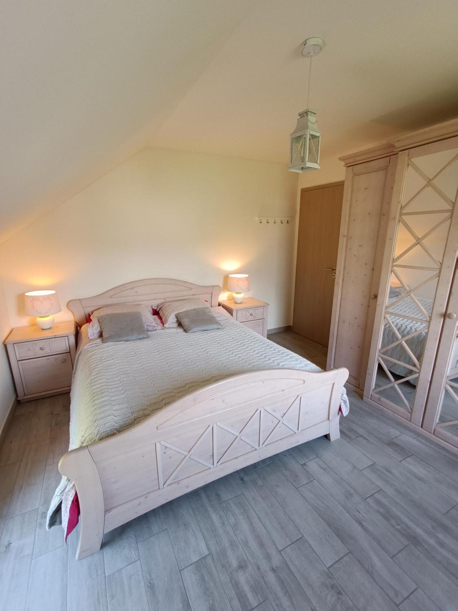Maison Et Velos A Godinne Dans La Vallee De La Meuse Exteriör bild